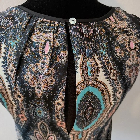 Patterned Sleeveless Top Size Small - Picture 4 of 4